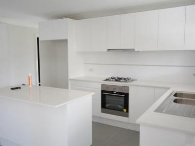 House For Lease - NSW - Old Bar - 2430 - MODERN HOME IN POPULAR OCEAN BLUE ESTATE  (Image 2)