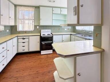 House For Sale - NSW - Narrandera - 2700 - SOLID BRICK HOME IN CENTRAL NARRANDERA – GREAT OPPORTUNITY  (Image 2)