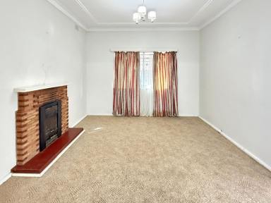 House For Sale - NSW - Narrandera - 2700 - SOLID BRICK HOME IN CENTRAL NARRANDERA – GREAT OPPORTUNITY  (Image 2)