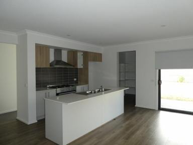 House For Lease - VIC - Lucknow - 3875 - 8 CAMDEN STREET LUCKNOW  (Image 2)