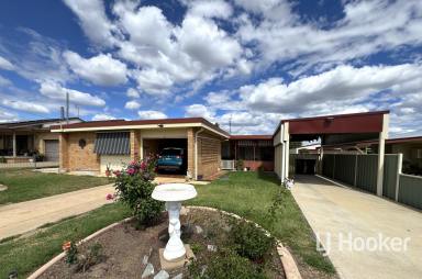 House For Lease - NSW - Inverell - 2360 - Spacious Family Home with Dual Garaging  (Image 2)