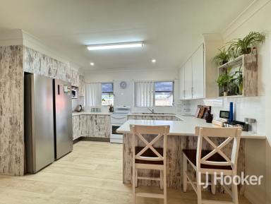House For Lease - NSW - Inverell - 2360 - Spacious Family Home with Dual Garaging  (Image 2)