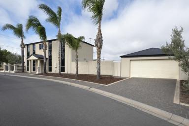 Townhouse For Sale - VIC - Swan Hill - 3585 - Spacious and Central (Image 2)