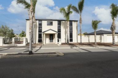 Townhouse For Sale - VIC - Swan Hill - 3585 - Spacious and Central (Image 2)
