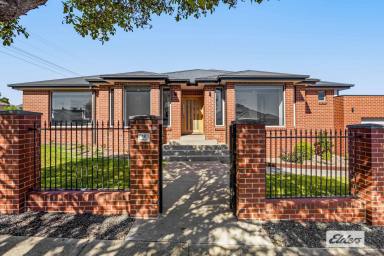 House For Sale - VIC - Stawell - 3380 - Central executive home  (Image 2)