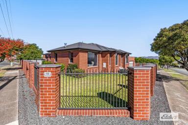 House For Sale - VIC - Stawell - 3380 - Central executive home  (Image 2)