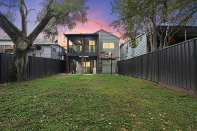 House For Sale - NSW - Maitland - 2320 - FULLY RENOVATED ENTERTAINER IN THE HEART OF MAITLAND (Image 2)