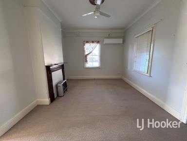 House For Lease - NSW - Inverell - 2360 - Charming Brick Home On George Street (Image 2)