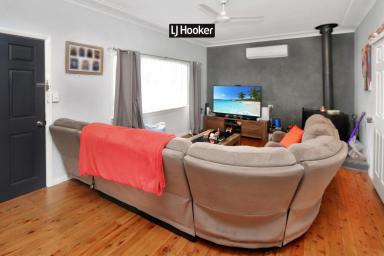 House For Lease - NSW - Inverell - 2360 - Spacious Ross Hill Family Home with Shed (Image 2)