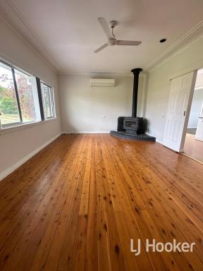 House Leased - NSW - Inverell - 2360 - Spacious Ross Hill Family Home with Shed (Image 2)