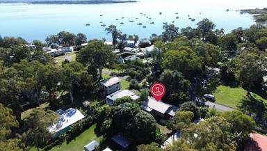 House For Sale - QLD - Macleay Island - 4184 - 3 bedroom home footsteps to beach and boat ramp (Image 2)