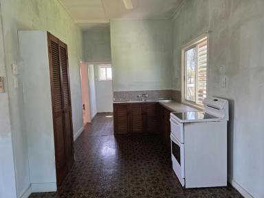 House For Sale - QLD - Taylors Beach - 4850 - BEACH RETREAT - SHORT DRIVE TO BOAT RAMP!  (Image 2)