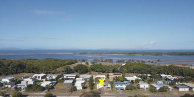 House For Sale - QLD - Taylors Beach - 4850 - BEACH RETREAT - SHORT DRIVE TO BOAT RAMP!  (Image 2)