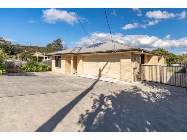 House For Sale - NSW - Forster - 2428 - Spacious Family Living, Close to Parks, Beaches and Town  (Image 2)