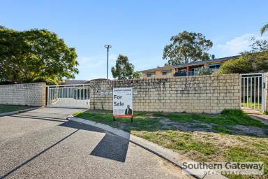 House For Sale - WA - Orelia - 6167 - STYLISH LOW MAINTENANCE LIVING IN A SECURE COMPLEX  (Image 2)