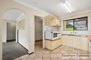 House For Sale - WA - Cooloongup - 6168 - AFFORDABLE BRICK & TILE FAMILY HOME  (Image 2)