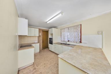 House For Sale - NSW - Tumut - 2720 - Brick home!  (Image 2)
