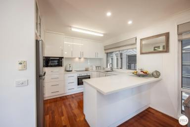 Townhouse For Lease - NSW - Lavington - 2641 - STYLISH TWO-BEDROOM TOWNHOUSE WITH POOL! (Image 2)
