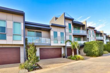 Unit For Sale - VIC - Mildura - 3500 - EXECUTIVE RIVERFRONT LIVING AT ITS FINEST  (Image 2)