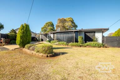 House For Sale - NSW - Guyra - 2365 - Move-In Ready Home in a Quiet Cul-de-Sac  (Image 2)