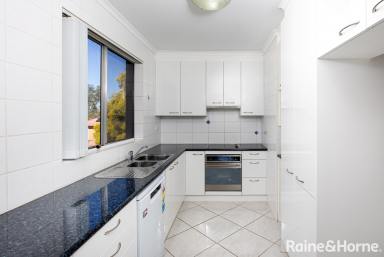 House For Lease - NSW - Wagga Wagga - 2650 - CENTRAL LOCATION WITH A VIEW (Image 2)