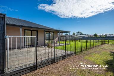 House For Sale - VIC - East Bairnsdale - 3875 - Turns out it was in East Bairnsdale the whole time  (Image 2)