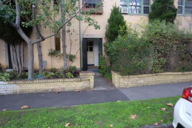 Apartment Leased - VIC - Elwood - 3184 - 2 bedroom spacious flat with 2 reception rooms  (Image 2)