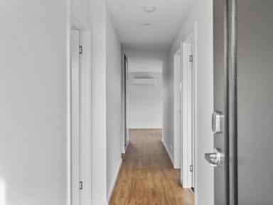 Unit For Sale - TAS - Sorell - 7172 - Convenience and Style (Image 2)