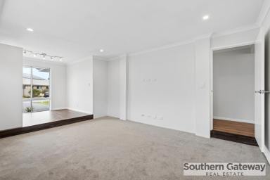 House For Lease - WA - Piara Waters - 6112 - SPACIOUS FAMILY LIVING WITH SIDE ACCESS & ENTERTAINER'S APPEAL  (Image 2)