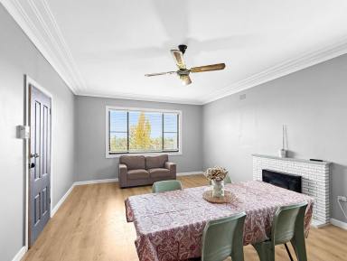House For Sale - NSW - Narrandera - 2700 - SPACE, COMFORT & EXTRA ACCOMMODATION ON A GENEROUS 1,012m² BLOCK  (Image 2)