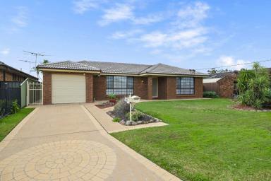 House For Sale - NSW - Raymond Terrace - 2324 - IMMACULATELY MAINTAINED FAMILY HOME IN POPULAR POMMIE HILL!  (Image 2)
