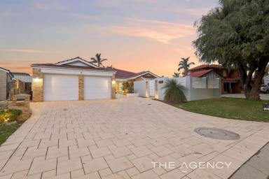 House For Sale - WA - Iluka - 6028 - ELEGANT PARKSIDE LIVING WITH A STUNNING RENOVATED HEART  (Image 2)