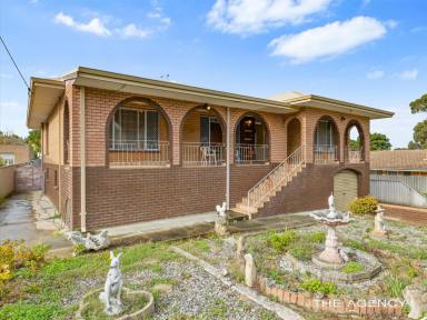 House For Sale - WA - Hamilton Hill - 6163 - FIRST TIME OFFERED ON 814sqm R30 BLOCK  (Image 2)