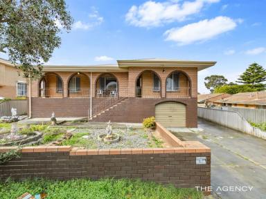 House For Sale - WA - Hamilton Hill - 6163 - FIRST TIME OFFERED ON 814sqm R30 BLOCK  (Image 2)