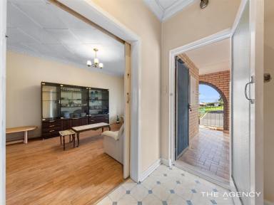 House For Sale - WA - Hamilton Hill - 6163 - FIRST TIME OFFERED ON 814sqm R30 BLOCK  (Image 2)