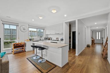 House For Sale - VIC - Drouin - 3818 - Contemporary Family Home - Style & Convenience  (Image 2)