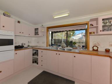 House For Lease - TAS - Bothwell - 7030 - Family Home with Sunroom & Large Yard (Image 2)