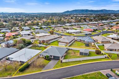 House For Sale - NSW - Mudgee - 2850 - FAMILY LIVING OF GENEROUS PROPORTIONS  (Image 2)
