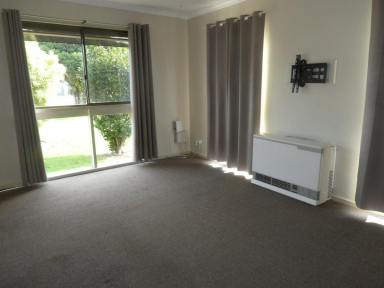 House For Lease - VIC - Bairnsdale - 3875 - COMFORTABLE FAMILY HOME IN GREAT LOCATION  (Image 2)