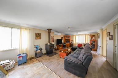 House For Sale - NSW - Adelong - 2729 - Enjoy Space & Comfort!  (Image 2)