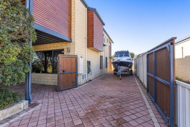 House For Sale - WA - Dawesville - 6211 - SIMPLY AN OUTSTANDING FAMILY HOME WITH VIEWS!!! (Image 2)