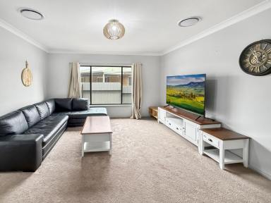House For Sale - NSW - Leeton - 2705 - FAMILY LIVING IN A SOUGHT-AFTER LOCATION  (Image 2)