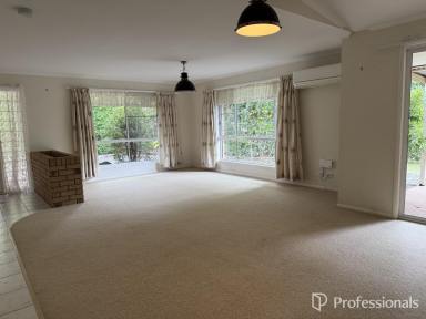 House For Lease - QLD - Araluen - 4570 - 4 Acres Less Than 10 Minutes from CBD  (Image 2)