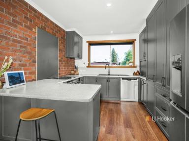 House For Sale - TAS - Railton - 7305 - Update Home, Big Block  (Image 2)