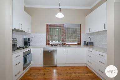 House For Lease - NSW - East Albury - 2640 - BEAUTIFUL EAST ALBURY HOME! (Image 2)