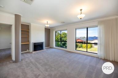 House For Lease - NSW - Lavington - 2641 - SPACIOUS FAMILY HOME WITH POOL (Image 2)