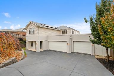 House For Sale - VIC - Drouin - 3818 - 6 BEDROOMS, 3 BATHROOMS, 3 CAR GARAGE  (Image 2)