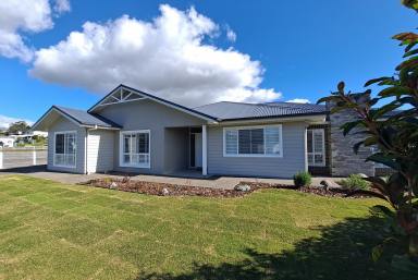 House For Sale - QLD - Highfields - 4352 - LARGE DUAL LIVING MODERN FAMILY HOME + LARGE 3 BAY SHED + SOLAR 17.2KW.  (Image 2)