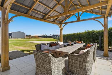 House For Sale - QLD - Highfields - 4352 - LARGE DUAL LIVING MODERN FAMILY HOME + LARGE 3 BAY SHED + SOLAR 17.2KW.  (Image 2)