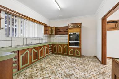 House For Sale - WA - Kingsley - 6026 - UNDER OFFER - Magnificent Family Residence! (Image 2)